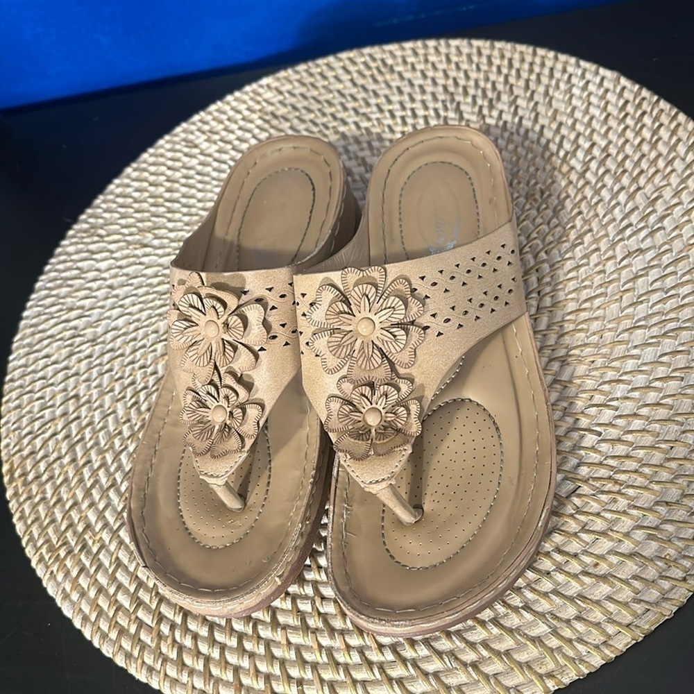 Women’s Atalina Tan Flower Design Flip Flop Sandals Size 37 US Size 6.5